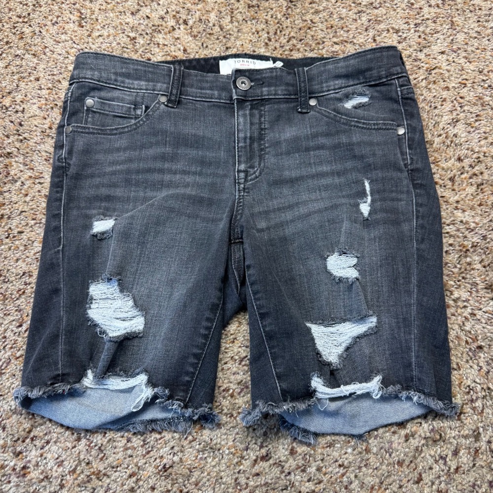 Torrid Denim First At Fit Black Distressed Bermuda Shorts Womens 12 Raw Hem A480